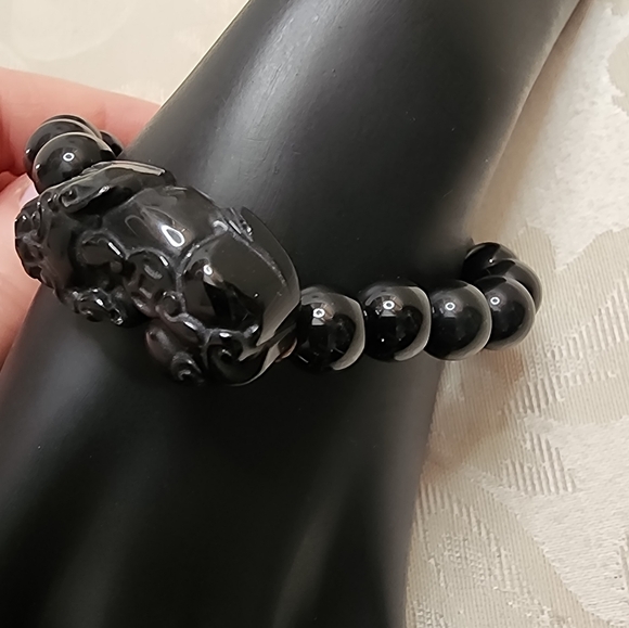 VINTAGE BLACK BEADED BRACELET WITH CARVED FIGURE STRETCH DESIGN ONYX STYLE BEADS - Picture 6 of 8